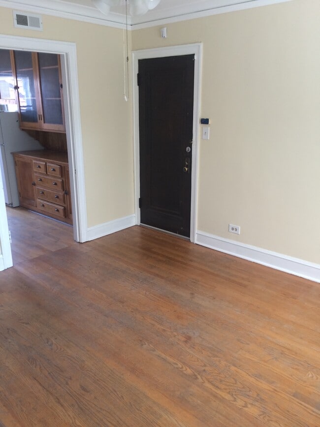 Building Photo - 2542 N Kilbourn Ave