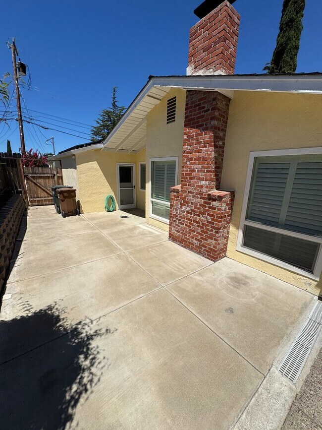 Building Photo - Meticulously Maintained Single-Story Home with Private Pool in Canterbury Village!