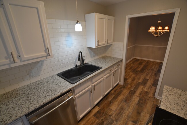 Building Photo - Newly Renovated 3 bedroom, 2 bath duplex conveniently located in Cumberland Cove