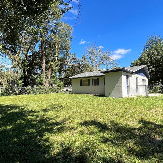 Building Photo - Charming 2-Bedroom Bungalow with Fenced Ba...