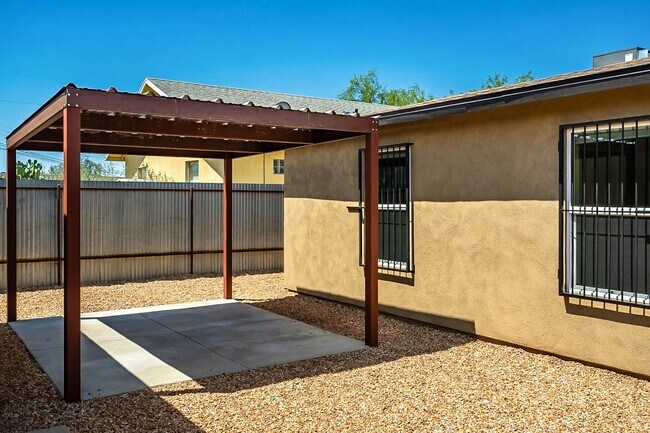 Building Photo - 615 S Santa Rita Ave