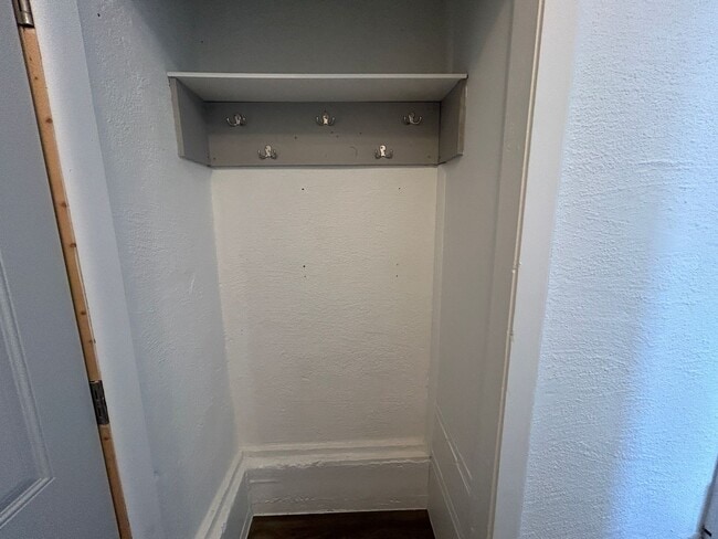 Building Photo - 3 Bedroom 1 Bath Beautiful House with Fenced Yard & Garage