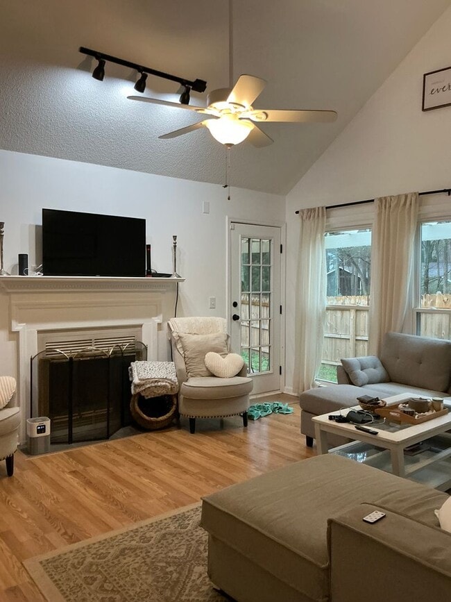 Building Photo - 2/2