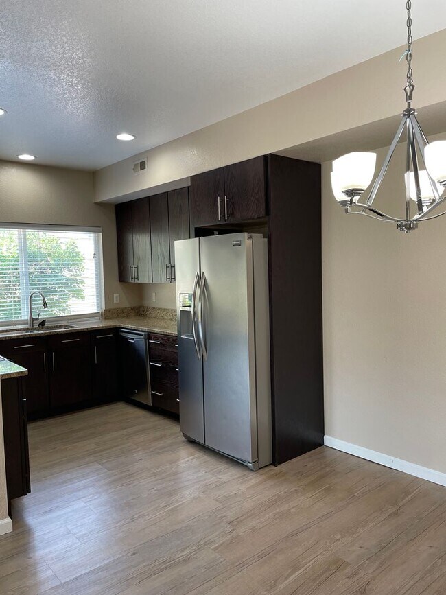 Building Photo - 5225 White Willow Dr