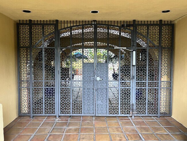 Building Photo - 1615 Laurel Ave