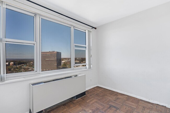 Building Photo - 2000 Linwood Ave