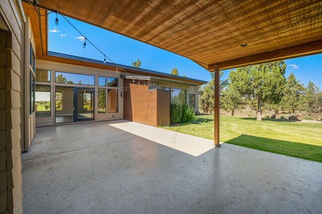 Building Photo - 64144 Pioneer Loop