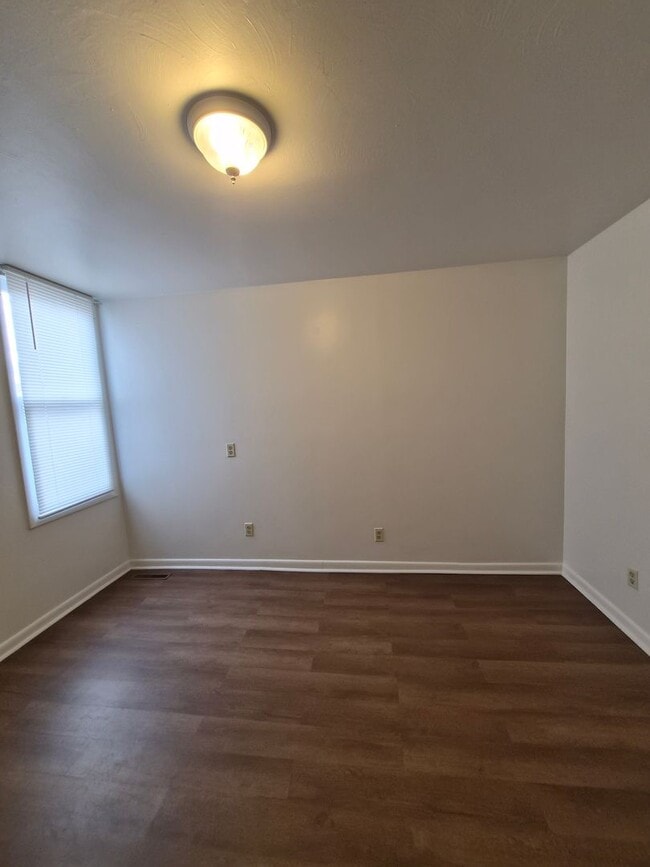 Building Photo - 527 N Franklin St