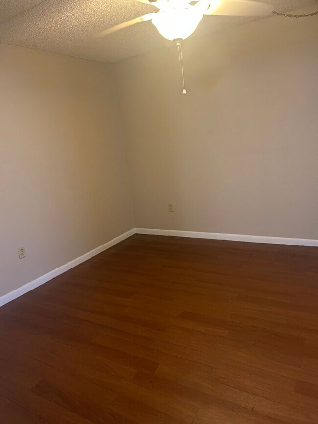 Building Photo - Move-in Special thru 12/1 - 1 BR 1 1/2 Bat...