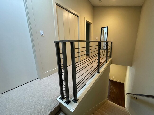 Building Photo - Modern Green Lake Townhome on Quiet Street!