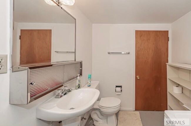 Building Photo - Three bed, one and a half bath townhouse i...