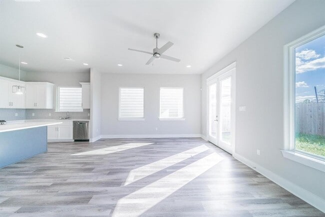 Building Photo - 2507 Des Chaumes St