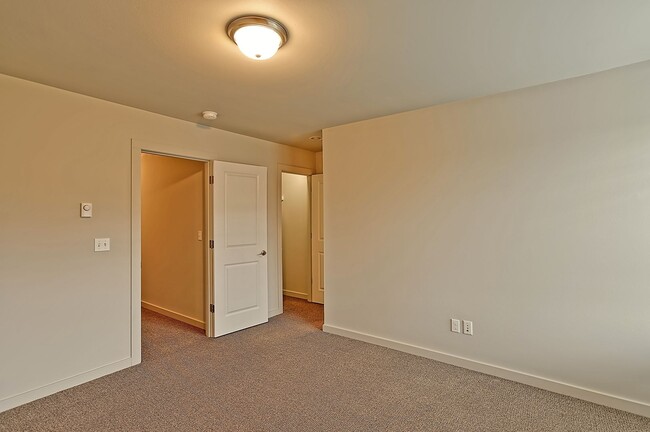 Building Photo - Near Silver Lake - Spacious 4 Bedroom Town...