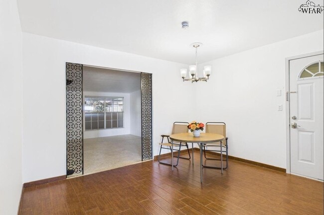 Building Photo - 5120 Parklane Dr