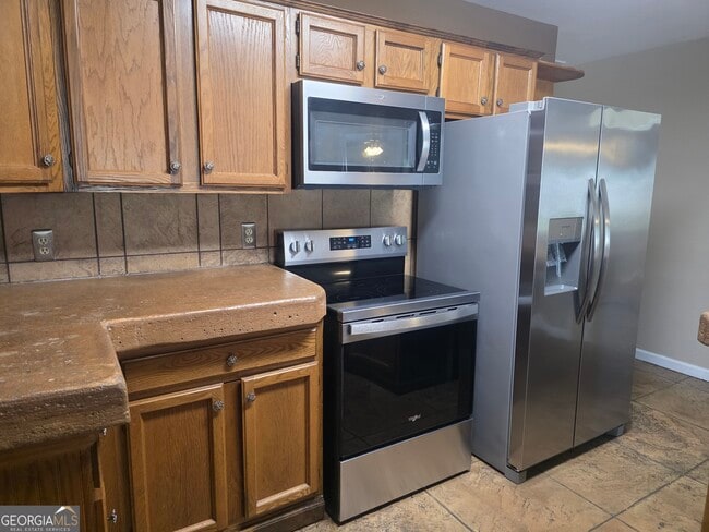 Building Photo - 310 W 5th St