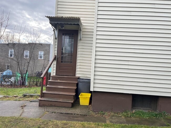 Building Photo - 124 Squires Ave