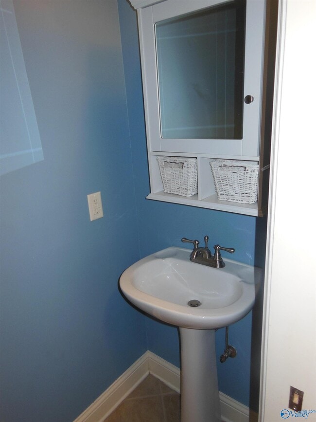 Building Photo - 2604 Little Cove Rd