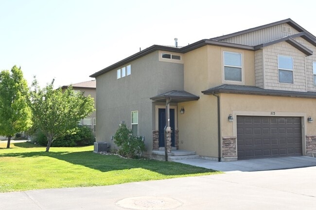 Building Photo - 573 Goldenrod Way N