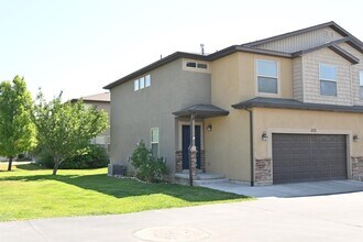 Building Photo - 573 Goldenrod Way N