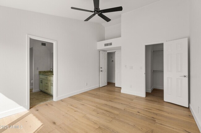 Building Photo - 9009 E Sahuaro Dr