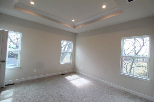 Building Photo - 3 Bedroom 2.5 Townhome Available Now!