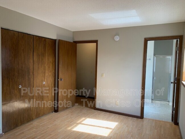 Building Photo - 1696 Pleasant St Apt C