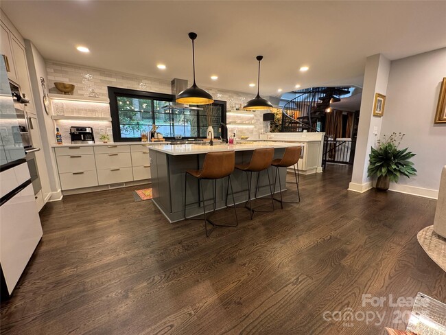 Building Photo - 210 Hargett Ct