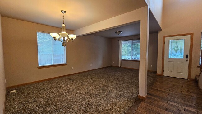 Building Photo - Large 4 Bed pet friendly Home in Yelm avai...
