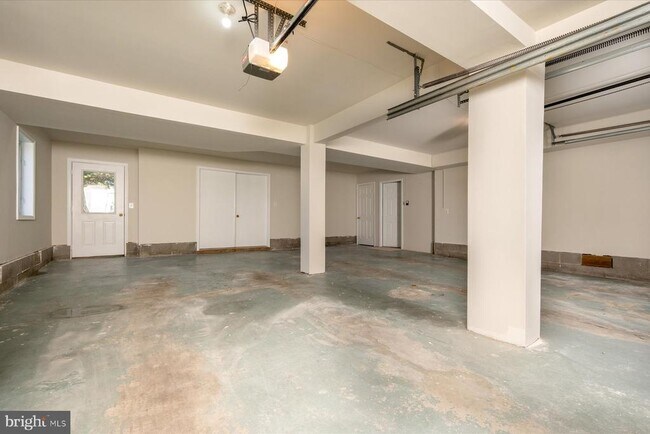 Building Photo - 1100 Paca Dr