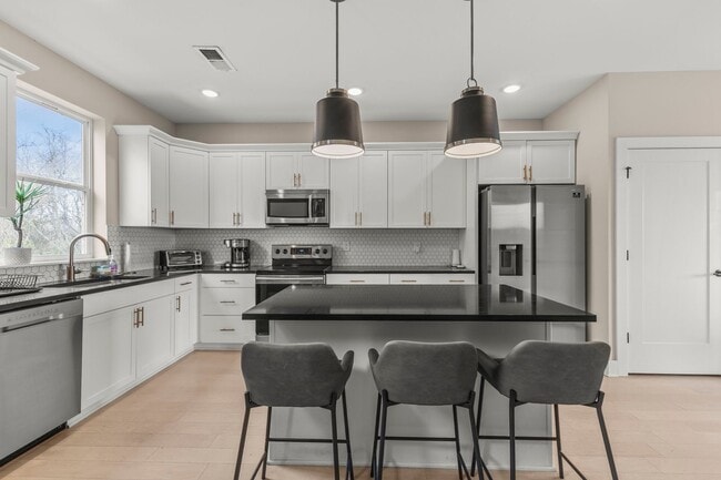 Building Photo - South Broad St Townhome, Walk to the Riverwalk!