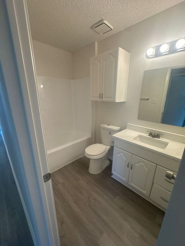 Building Photo - Charming 3-Bed, 2-Bath Home with Spacious ...