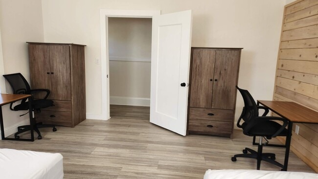 Building Photo - College Ave Apartment for Rent