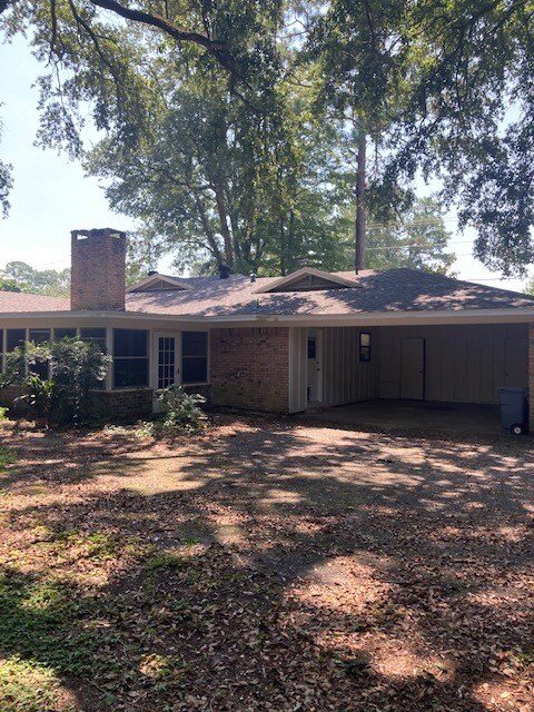 Building Photo - 151 Country Club Dr