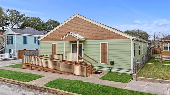 Building Photo - 3328 Bernardo De Galvez Ave