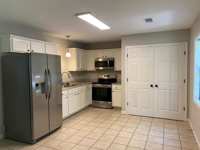 Building Photo - Split Floorplan Nestled off S. Lamar on Pe...