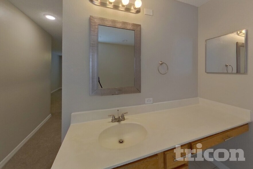 Building Photo - 1730 Sunset Ridge Dr