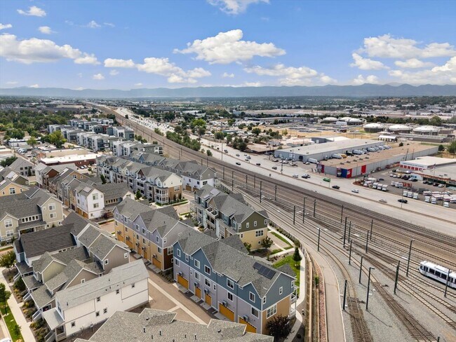 Building Photo - Beautiful, updated 3 bedroom townhome!