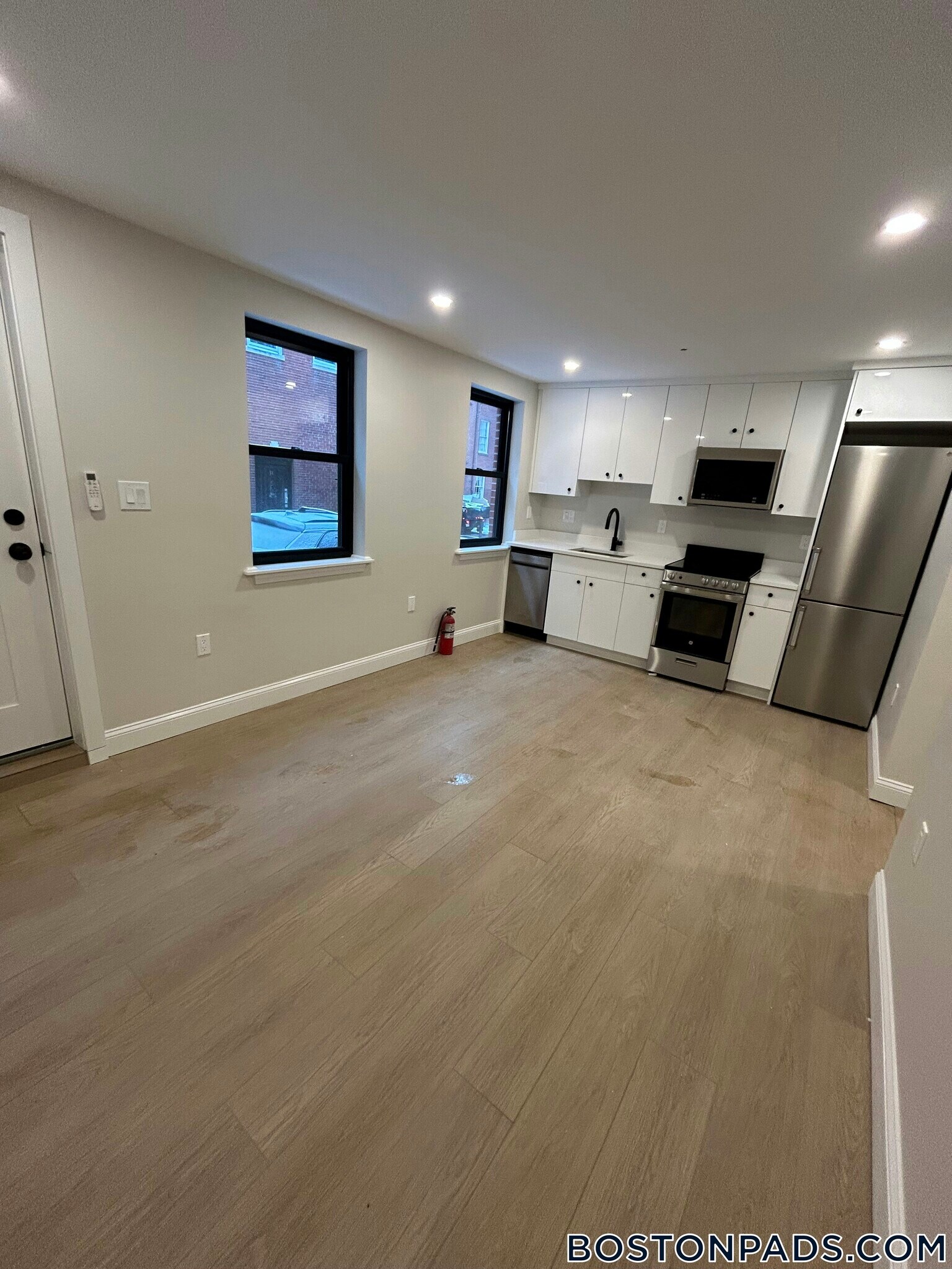 Building Photo - 4 Hull St