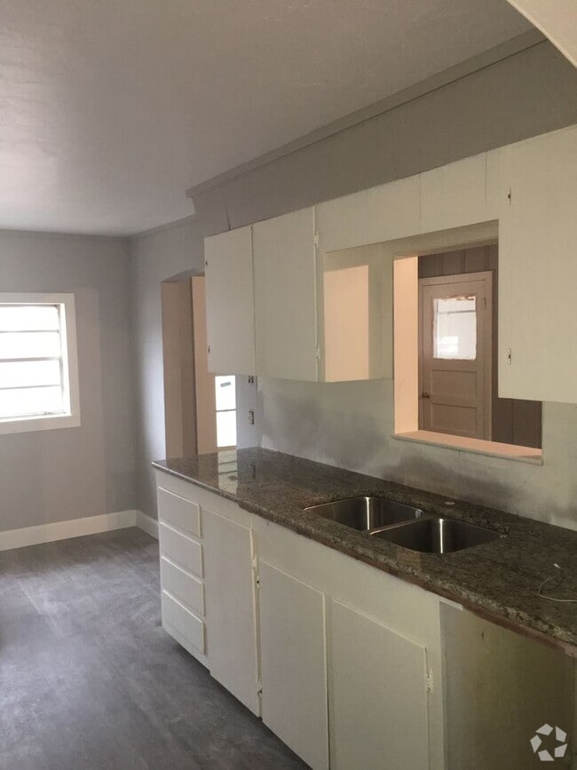 Building Photo - 3/1/1 Kilgore Fenced yard and Pet Friendly