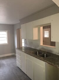 Building Photo - 3/1/1 Kilgore Fenced yard and Pet Friendly