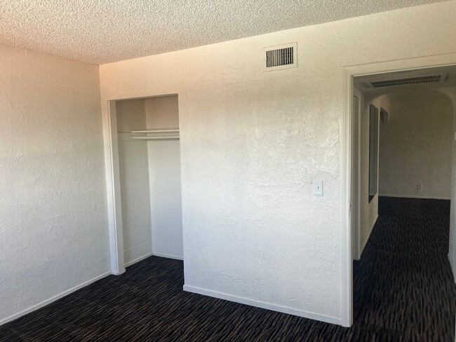 Building Photo - Affordable 2 Bedroom Condo in Central Las ...