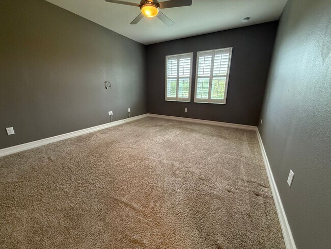 Building Photo - Beautiful Townhome in Lutz