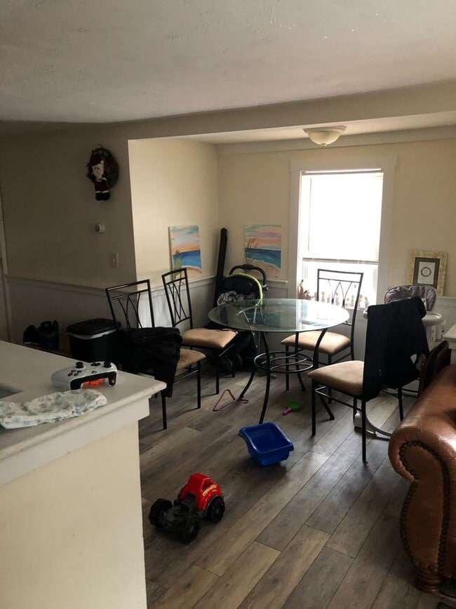 Building Photo - 17 Uni