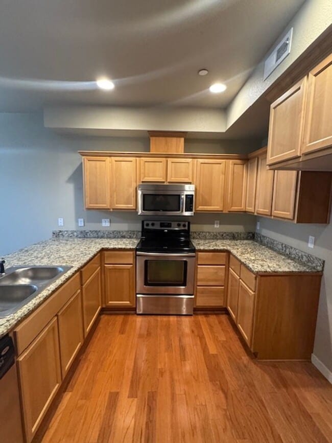 Building Photo - TOWNHOME/ 3 LEVELS W/ FENCED YARD AND GARA...