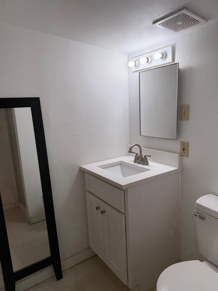 Building Photo - 205 Strawberry Ln