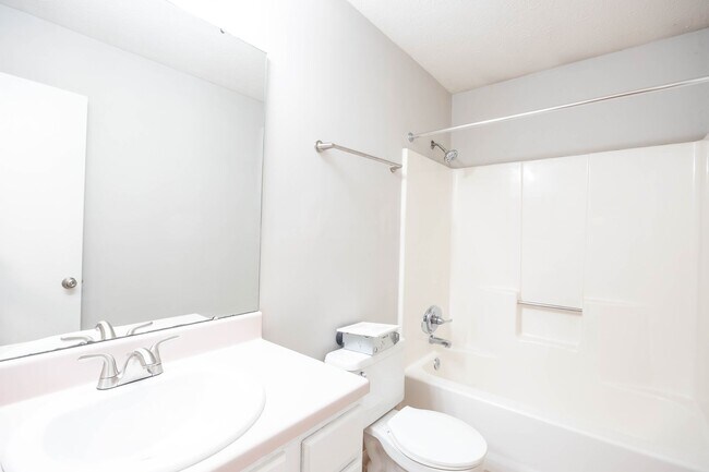 Building Photo - Spacious 3 Bedroom 2 Bath!