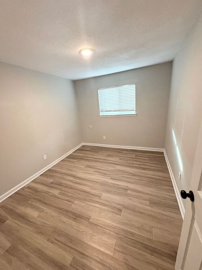 Building Photo - LIVE AT THE DEN THIS WINTER — FREE RENT + $995 SPECIAL