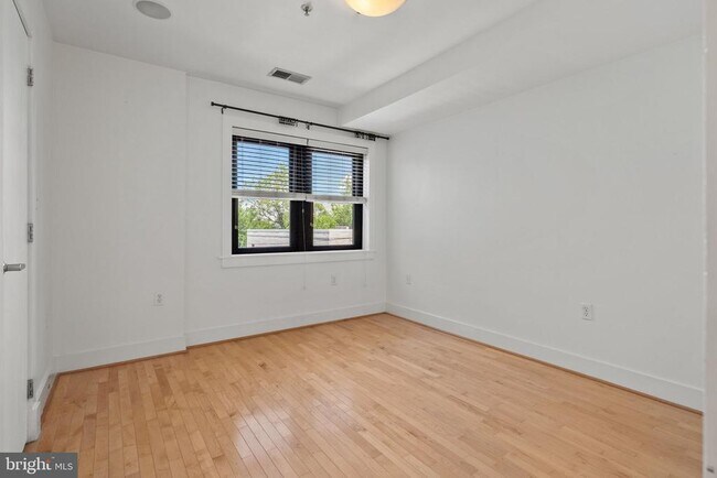 Building Photo - 1524 Independence Ave SE