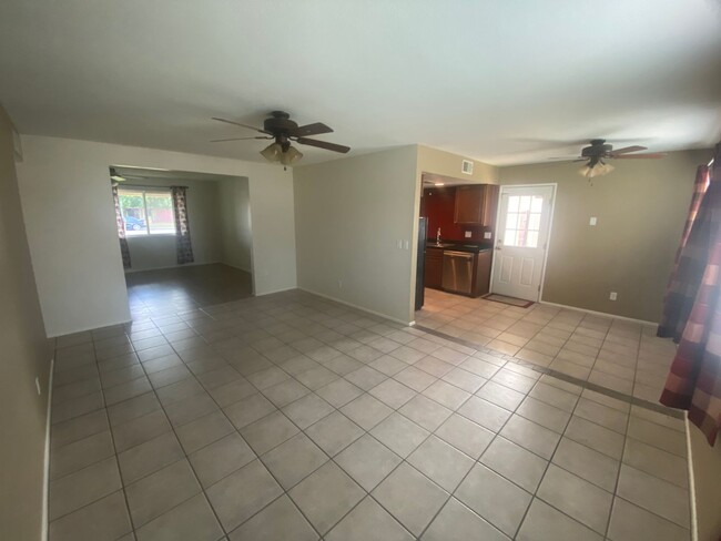 Building Photo - Charming 3 Bed/2 Bath w/Pool in Great Mesa...