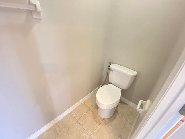 Building Photo - Spacious 4/3 Single Family Home!!
